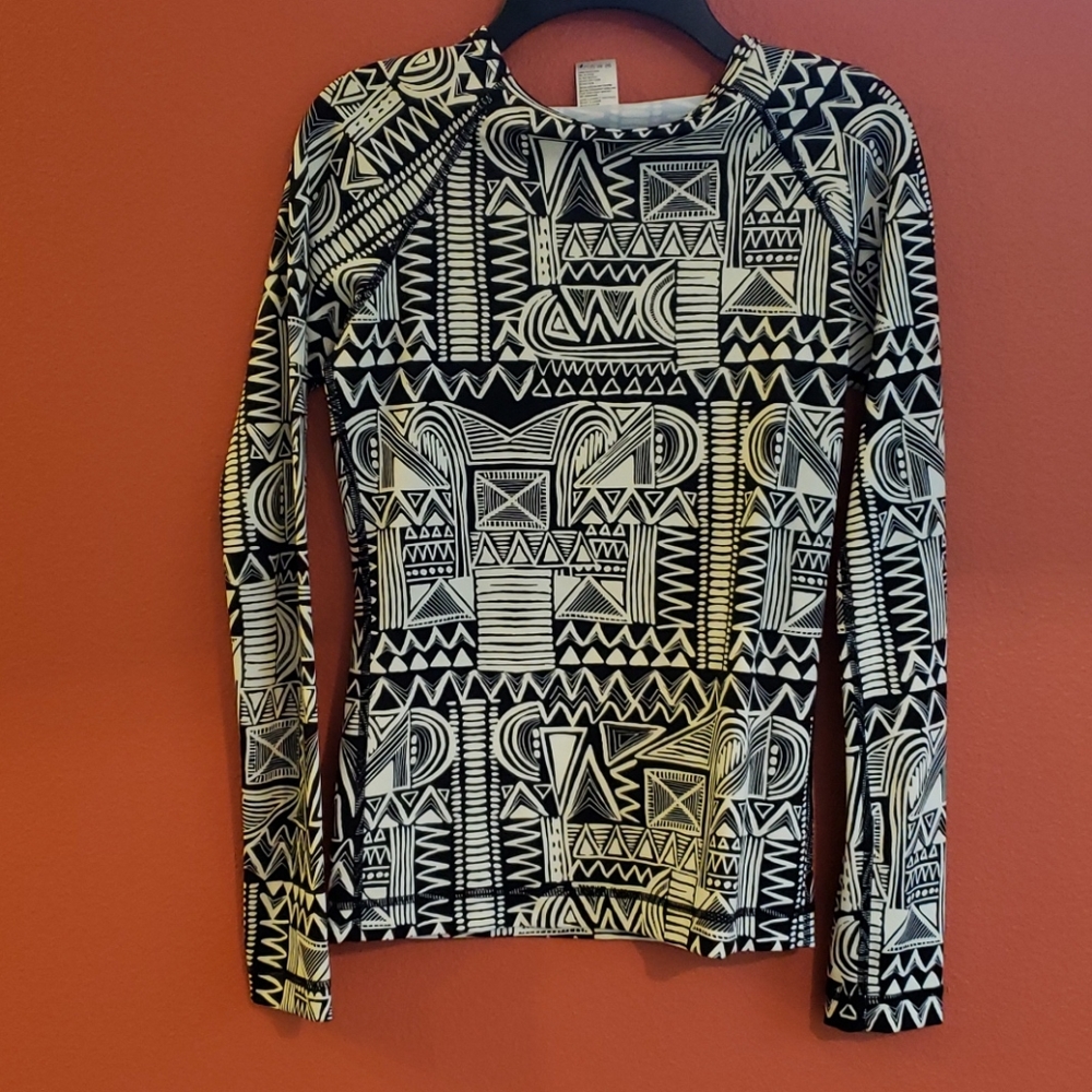 Billabong black and white shirt